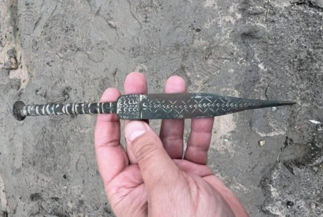 На побережье Балтийского моря краеведы-энтузиасты нашли 2800-летний кинжал - Интернет технологии.