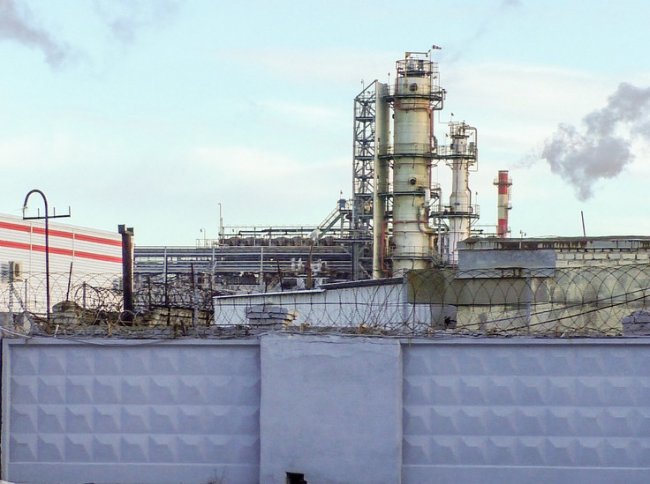 В Волгограде после атаки БПЛА тушили пожар на нефтеперерабатывающем заводе