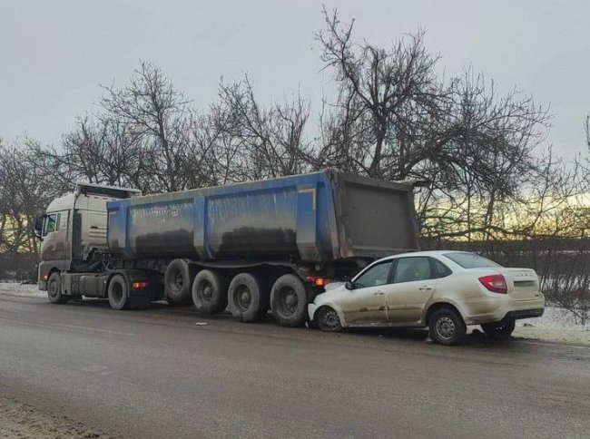 В Предгорном округе пенсионер на легковушки влетел в стоящий грузовик