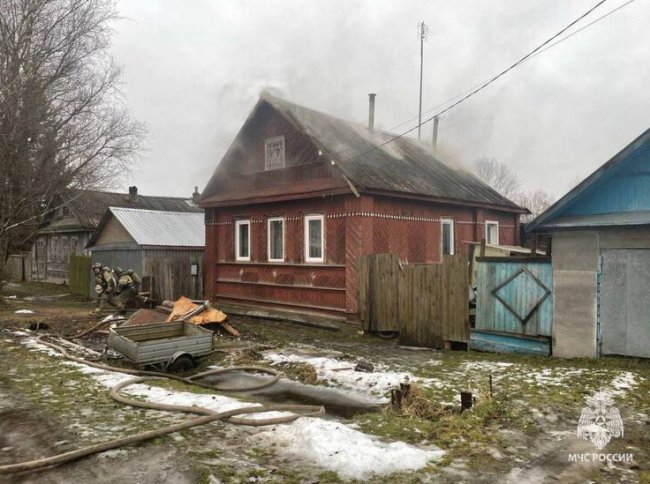Пожар едва не оставил хозяев без дома в городе Холм