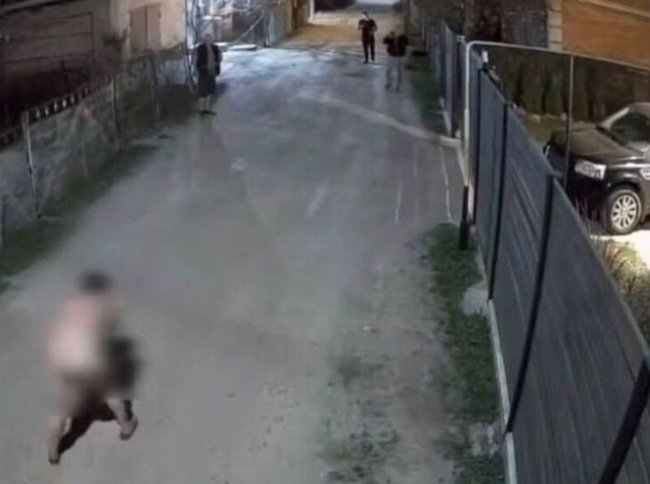 Голый пьяный мужчина с тяпкой в руках устроил переполох в российском регионе