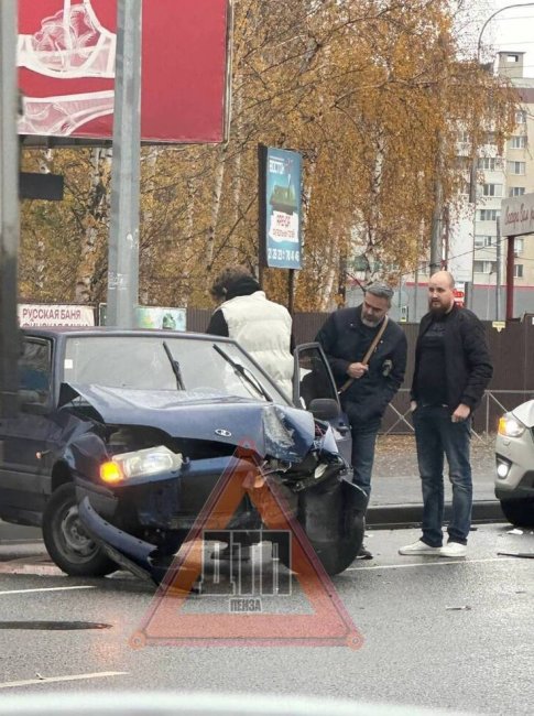 Пензенский автомобиль врезался в столб после заноса на улице Измайлова