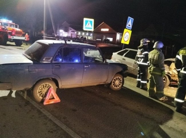Водитель ВАЗа устроил массовую аварию и скончался по дороге в больницу в Воронежской области