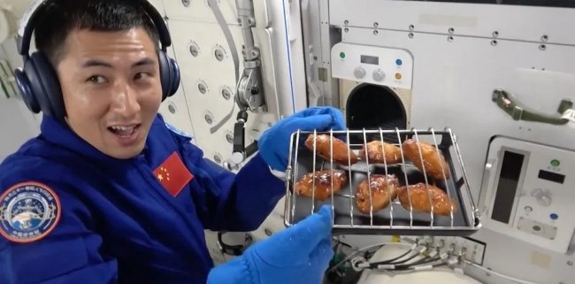 Китайские космонавты впервые в истории приготовили барбекю в космосе - Наука.