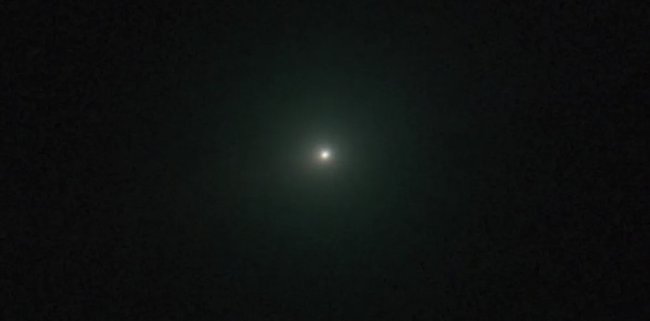 Снимок межзвездной кометы 3I/ATLAS раскрыл ее «зеленый хвост» - Наука.