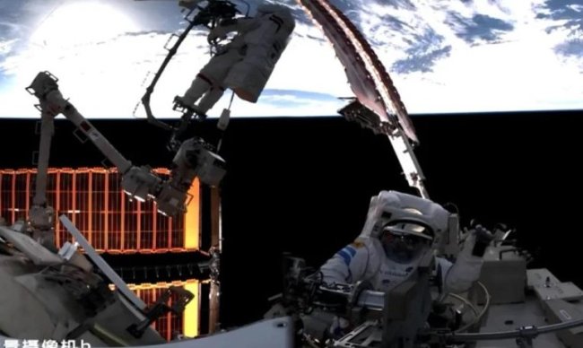 В ходе выхода в открытый космос тайконавты Китая впервые осмотрели повреждённый «Шэньчжоу-20» - Интернет технологии.