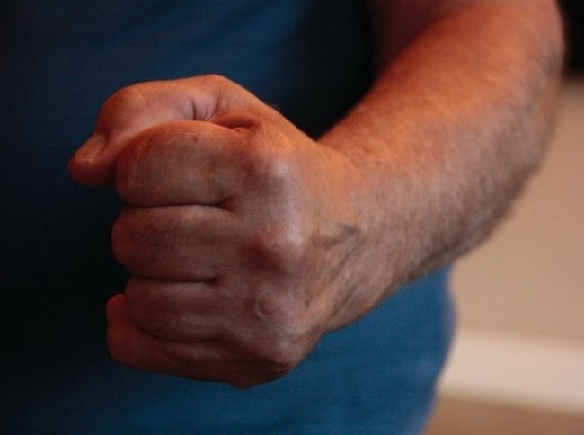 Петербуржец избил подростка ради куртки и кофты за 10 тысяч