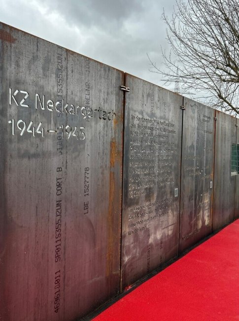 Германия — Колючая проволока на асфальте