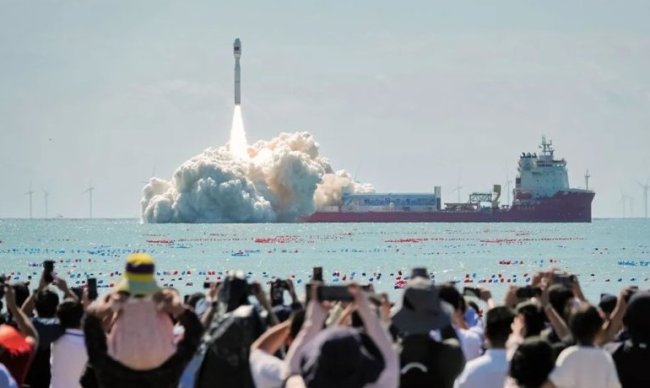 Китай готовится к историческому запуску ракеты с баржи в международных водах - Интернет технологии.