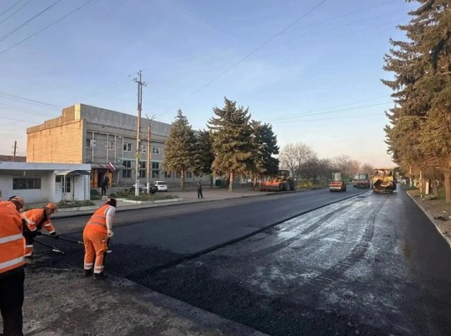 Свердловская область помогает ремонтировать дороги в Мичурино ДНР