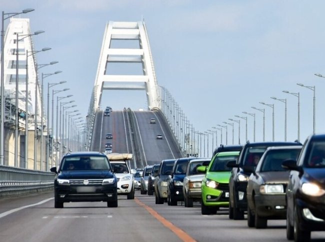 Движение машин по Крымскому мосту перекрыли
