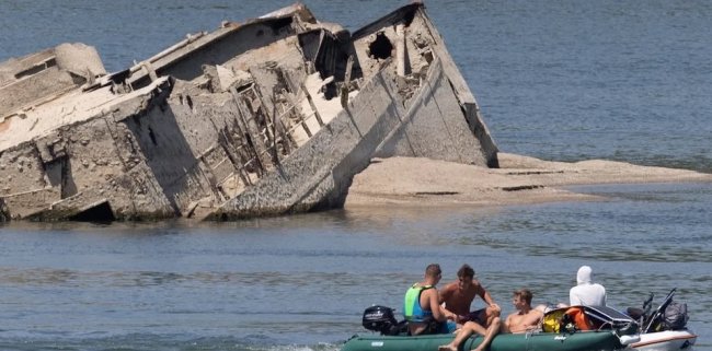 Из-за аномальной жары из пересохших рек показались корабли Второй мировой - Наука.