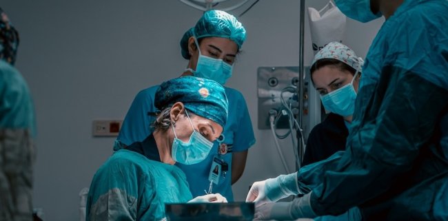 Британские хирурги впервые удалили опухоль из мозга с помощью ИИ - Наука.